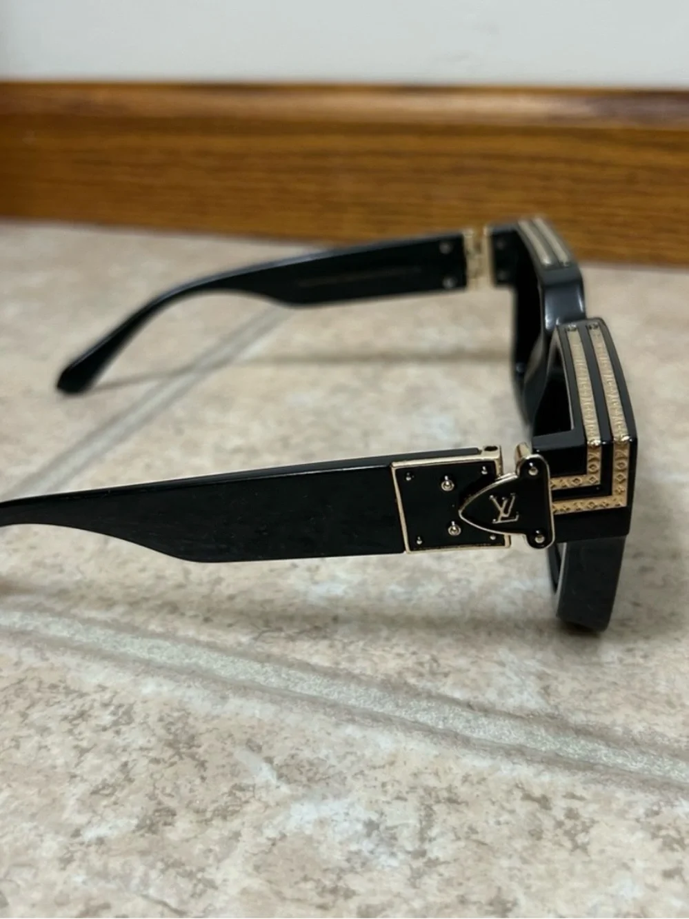 Louis Vuitton Black Sunglasses with Gold Detail
Millionaire - Picture 2 of 8
